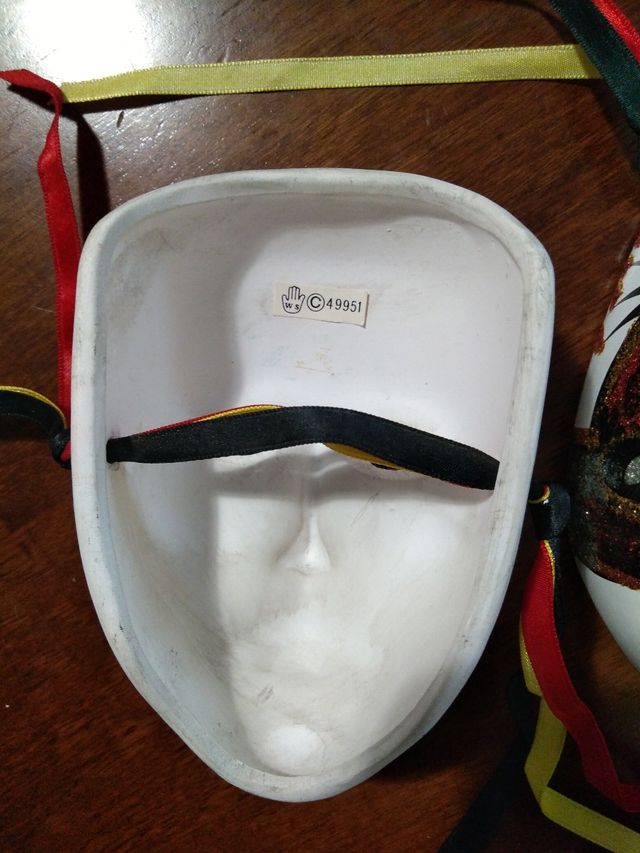 Maschera in ceramica