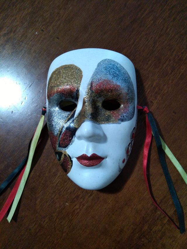 Maschera in ceramica