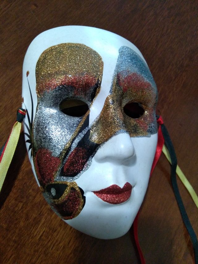 Maschera in ceramica