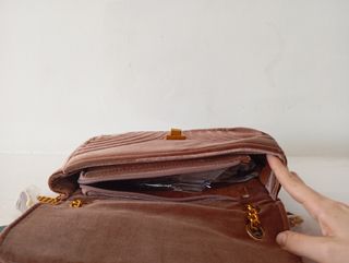 Bolso terciopelo  Y bolso mano negro