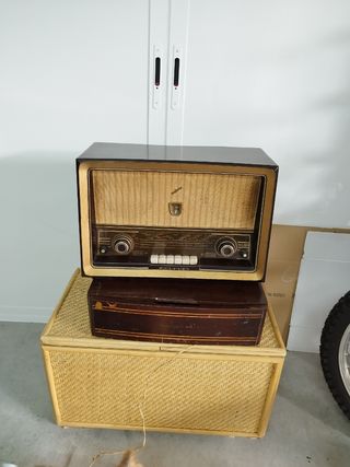 Tocadiscos y radio antiguo