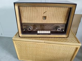 Tocadiscos y radio antiguo