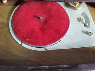 Tocadiscos y radio antiguo
