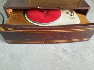 Tocadiscos y radio antiguo