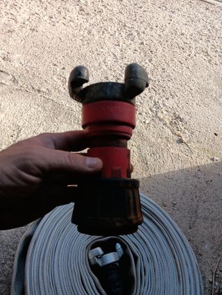 Manguera de riego con boquillas y caño