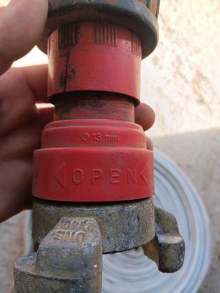 Manguera de riego con boquillas y caño