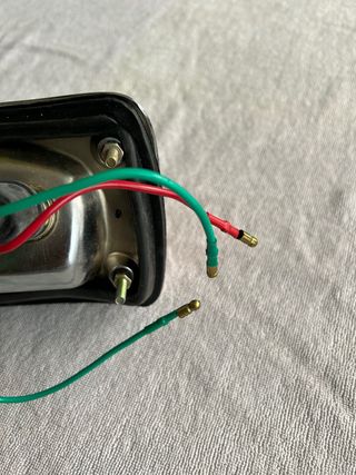 PILOTO TRASERO DERECHO ENTERO SIN USAR