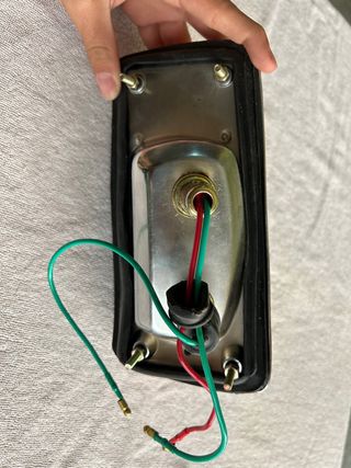 PILOTO TRASERO DERECHO ENTERO SIN USAR