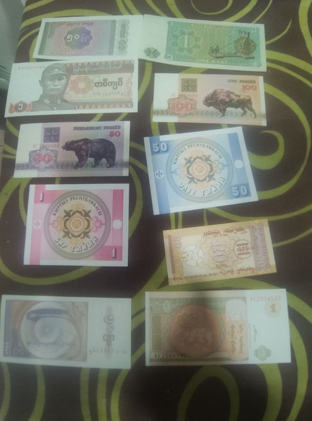 Lote 10 billetes diferentes países.