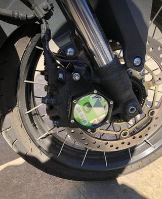 Soporte COLOR AZUL para distintivo ambiental DGT