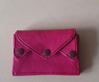 Monedero rosa de cuero