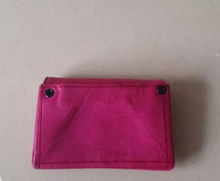Monedero rosa de cuero