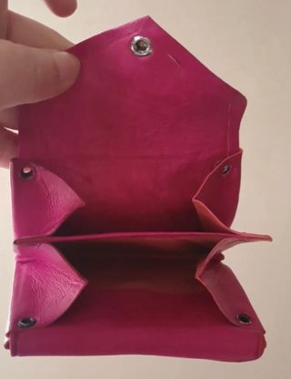 Monedero rosa de cuero