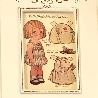 Marco con postal Dolly Dingle en Cruz Roja