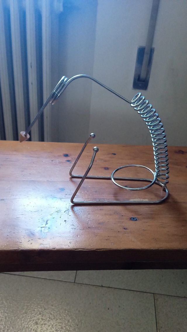 curioso porta bottiglia a molla