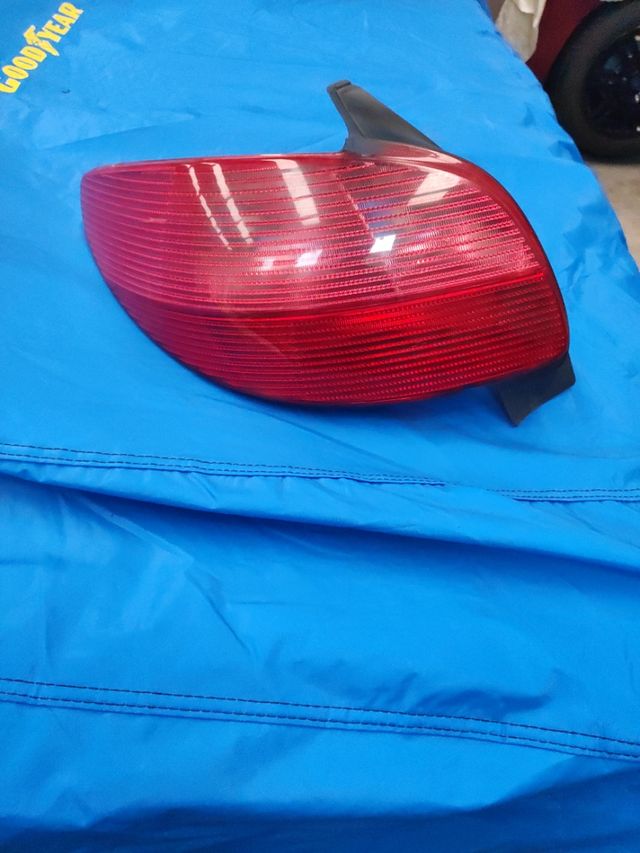 Piloto trasero izquierdo Peugeot 206