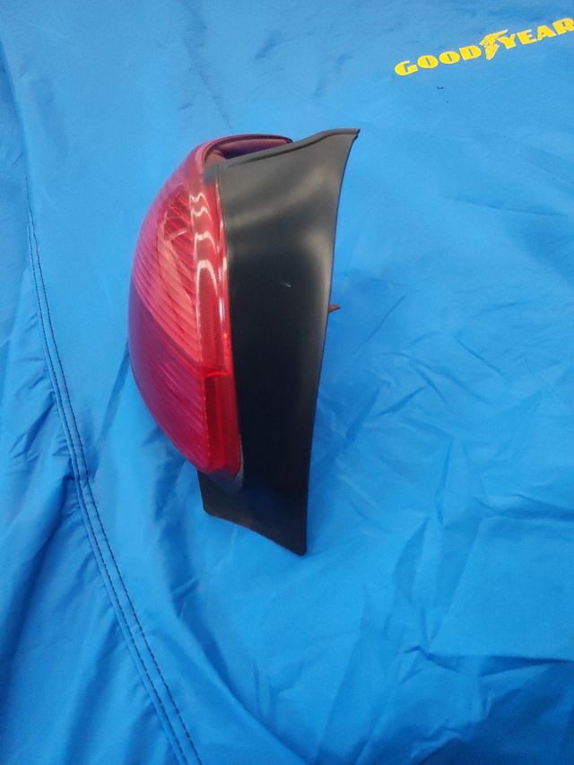 Piloto trasero izquierdo Peugeot 206