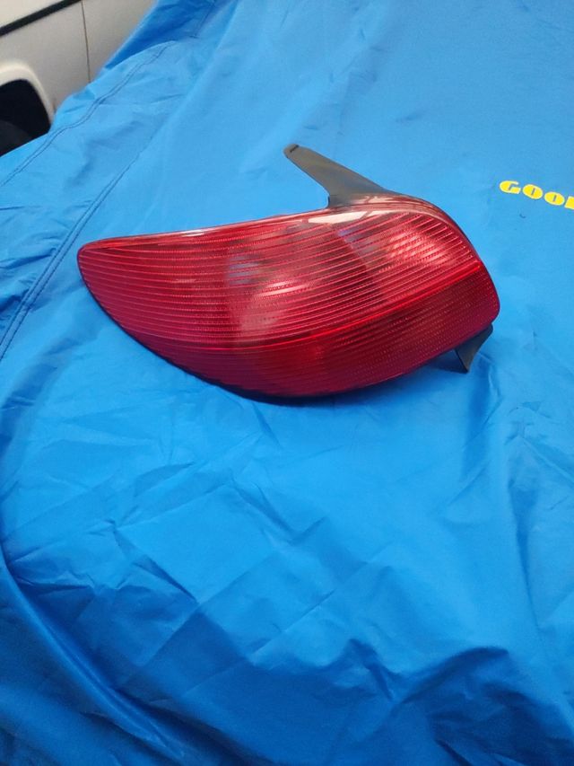 Piloto trasero izquierdo Peugeot 206