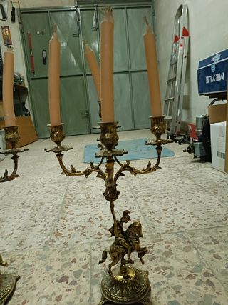 Candelabros y reloj antiguos