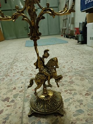 Candelabros y reloj antiguos