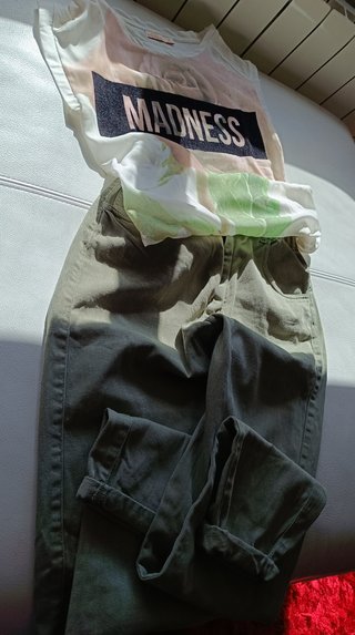 PANTALON VERDE CON CAMISETA
