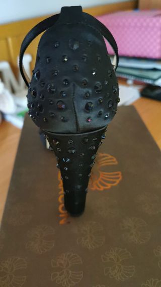 Zapatos de fiesta negros con brillos en el talón