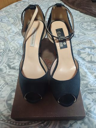 Zapatos de fiesta negros con brillos en el talón