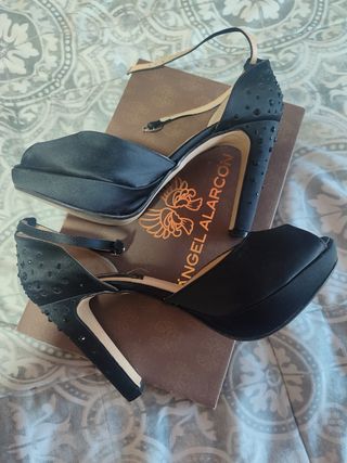 Zapatos de fiesta negros con brillos en el talón