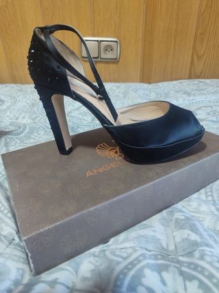 Zapatos de fiesta negros con brillos en el talón