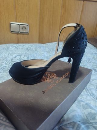 Zapatos de fiesta negros con brillos en el talón