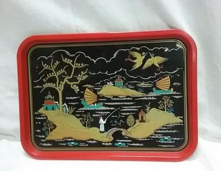BANDEJA ANTIGUA DE METAL CON ESCENAS CHINAS 1960