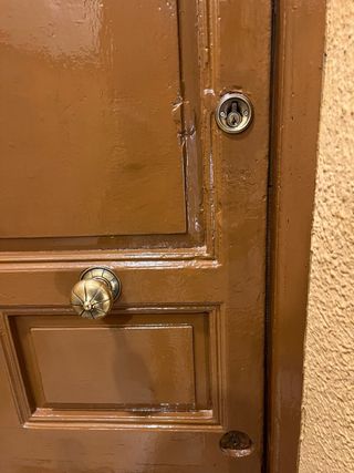 Puerta de entrada de madera mirilla,cerrojo llaves