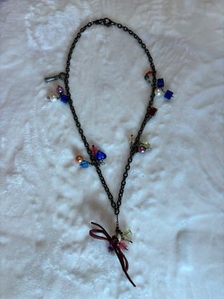 Collar con abalorios de colores