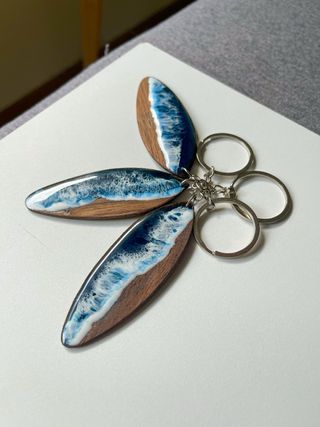 Llavero de madera tabla de surf y olas del mar