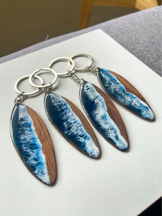 Llavero de madera tabla de surf y olas del mar