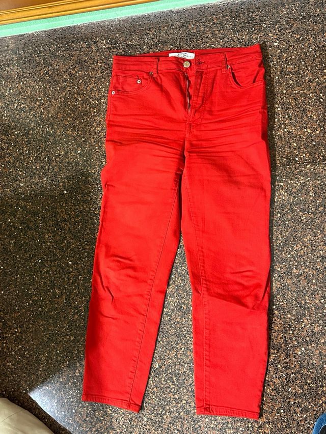 pantalón rojo