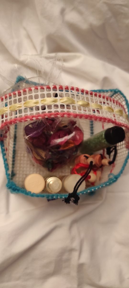 Cesta vintage de ganchillo almidonada