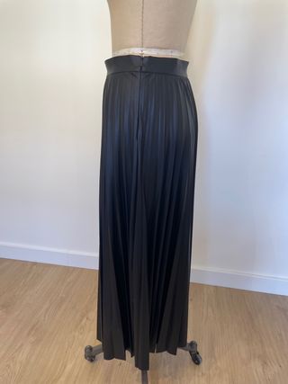 Falda midi plisada negra. Zara Woman M