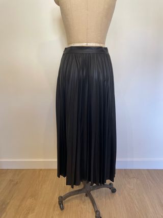 Falda midi plisada negra. Zara Woman M