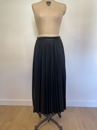 Falda midi plisada negra. Zara Woman M