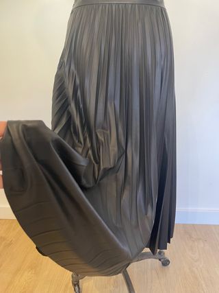 Falda midi plisada negra. Zara Woman M