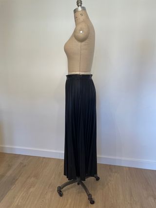 Falda midi plisada negra. Zara Woman M
