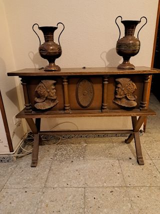 Baúl tallado madera.