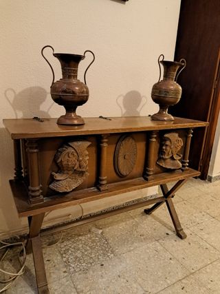 Baúl tallado madera.
