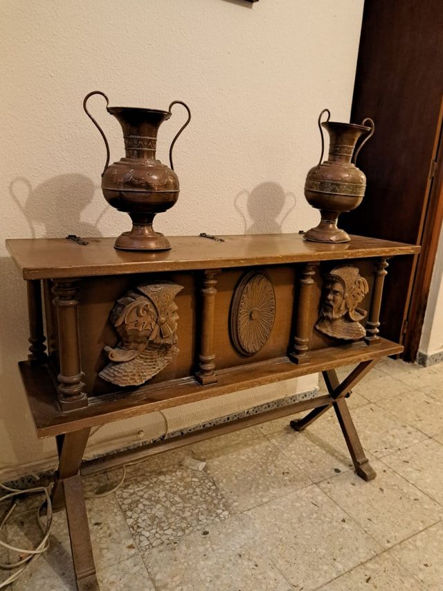 Baúl tallado madera.