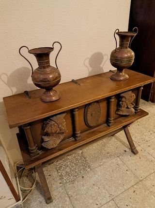 Baúl tallado madera.