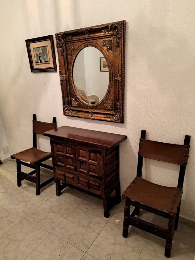 Recibidor y sillas castellanas.