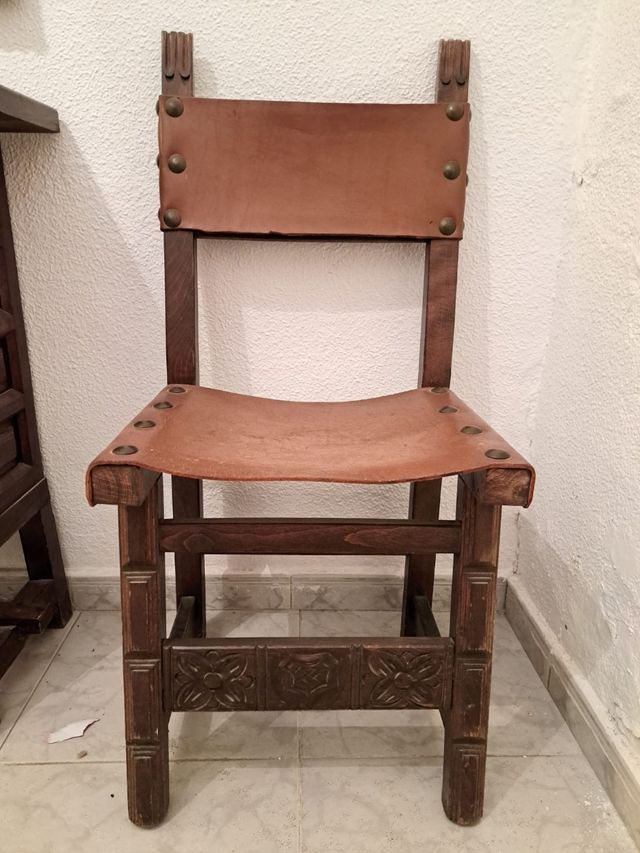 Recibidor y sillas castellanas.