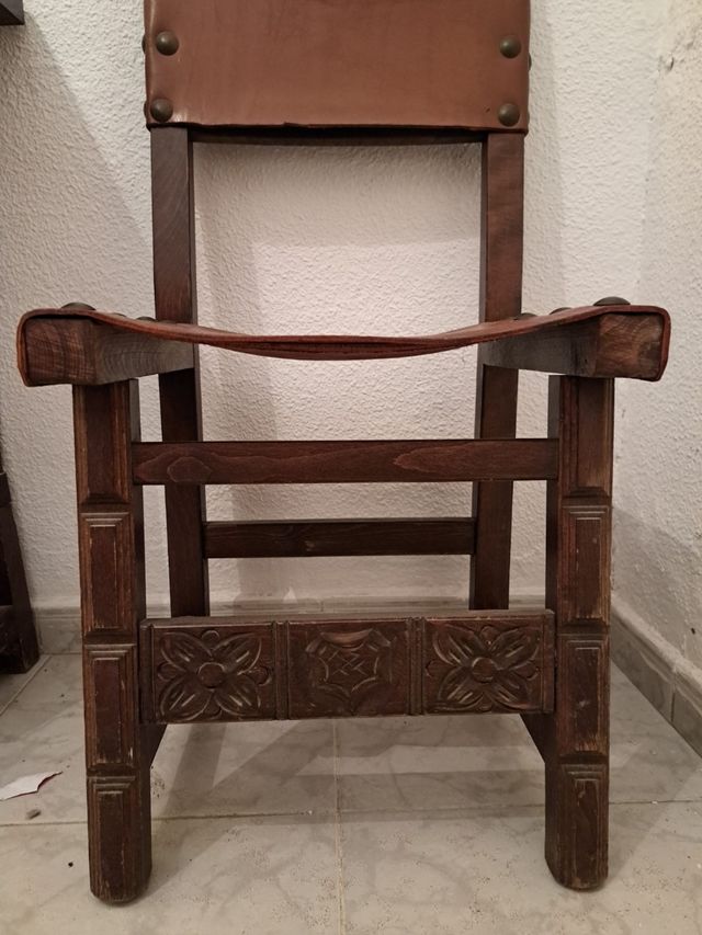 Recibidor y sillas castellanas.