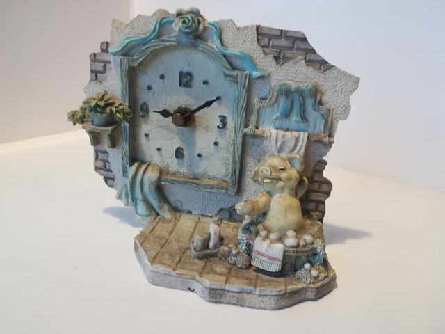 FIGURA RELOJ. MATERIAL RESINA.